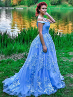 Robe de bal sans manches en tulle à épaules dénudées et ornée d'appliqués