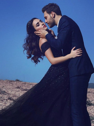 Vestido de gala sin mangas con hombros descubiertos, de tul y con cuentas