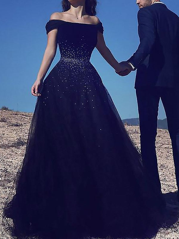 Vestido de gala sin mangas con hombros descubiertos, de tul y con cuentas