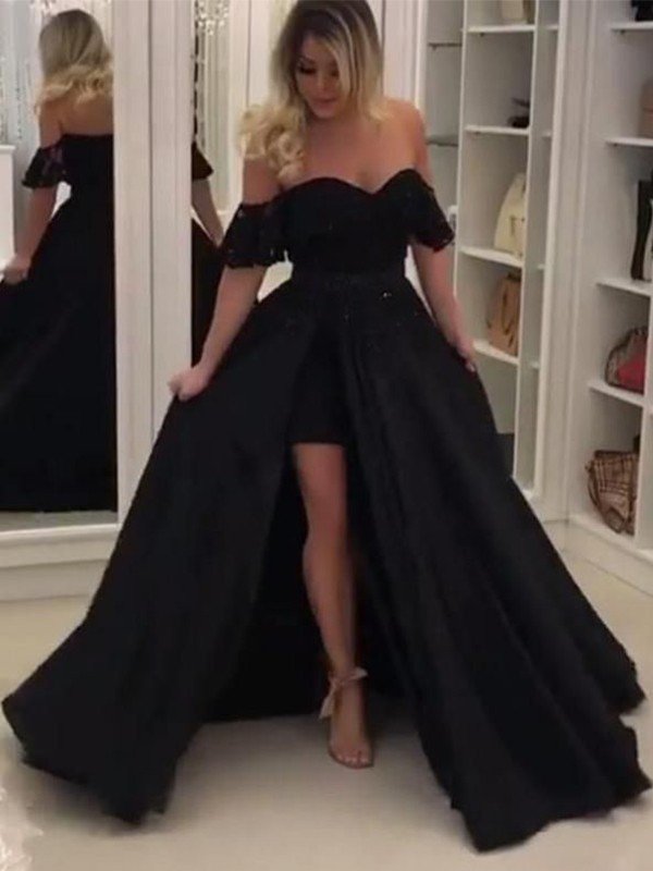 Vestido de gala sin mangas con hombros descubiertos, de encaje y satén.