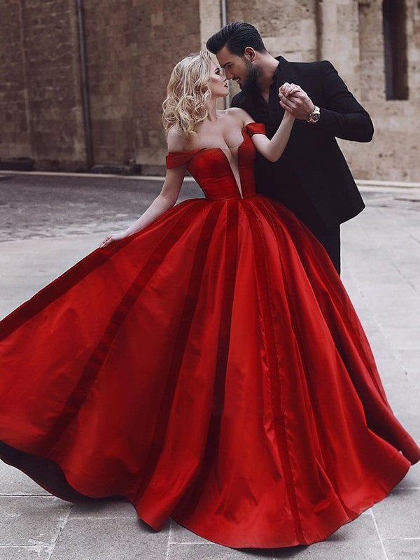Robe de bal sans manches à épaules dénudées et volants en satin