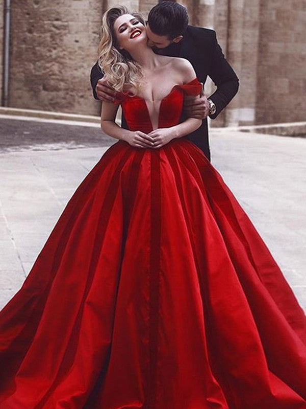Robe de bal sans manches à épaules dénudées et volants en satin