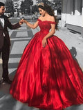 Vestido de gala sin mangas con hombros descubiertos, de satén y encaje.