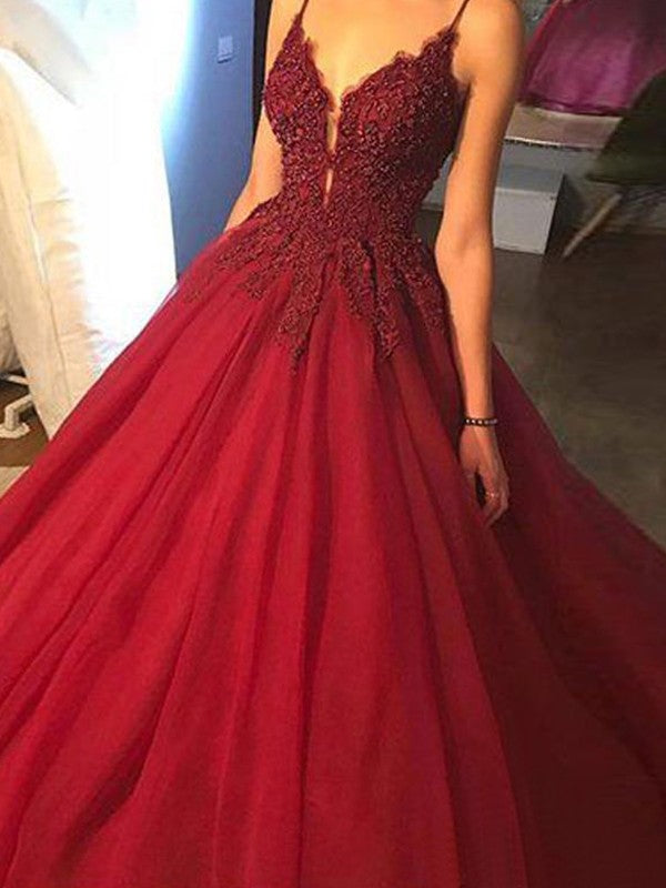 Robe de bal sans manches à fines bretelles et application en tulle