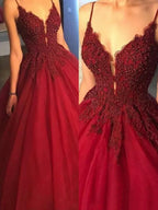 Robe de bal sans manches à fines bretelles et application en tulle