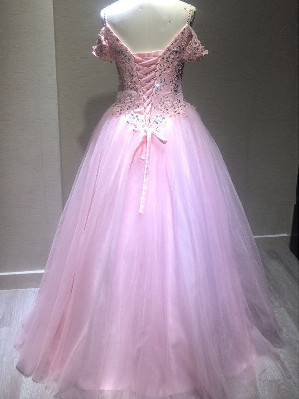 Vestido de gala largo hasta el suelo, sin mangas, con tirantes finos, de tul y cristales.