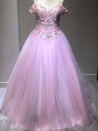 Vestido de gala largo hasta el suelo, sin mangas, con tirantes finos, de tul y cristales.