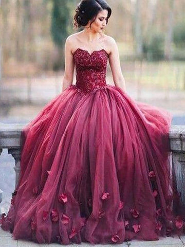Vestido de gala sin mangas con escote corazón, apliques y tul hasta el suelo para baile de graduación.