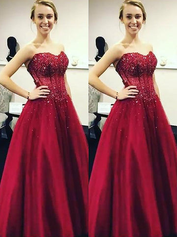 Vestido de gala largo hasta el suelo, sin mangas, con escote corazón, bordado de cuentas y satén.