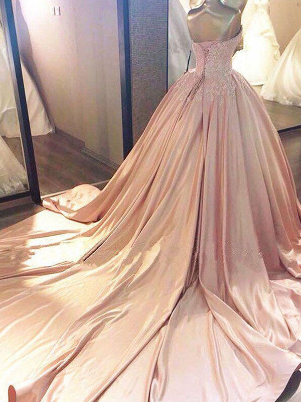 Robe de bal sans manches, décolleté cœur, traîne courte, dentelle et satin