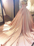 Robe de bal sans manches, décolleté cœur, traîne courte, dentelle et satin