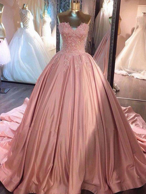 Robe de bal sans manches, décolleté cœur, traîne courte, dentelle et satin