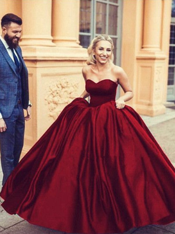 Robe de bal sans manches à volants en satin et décolleté cœur