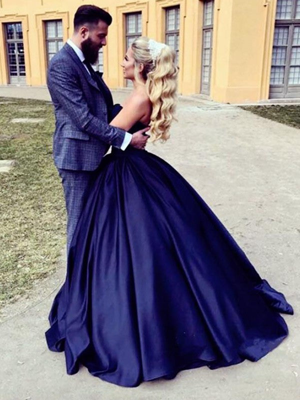 Robe de bal sans manches à volants en satin et décolleté cœur