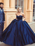 Robe de bal sans manches à volants en satin et décolleté cœur