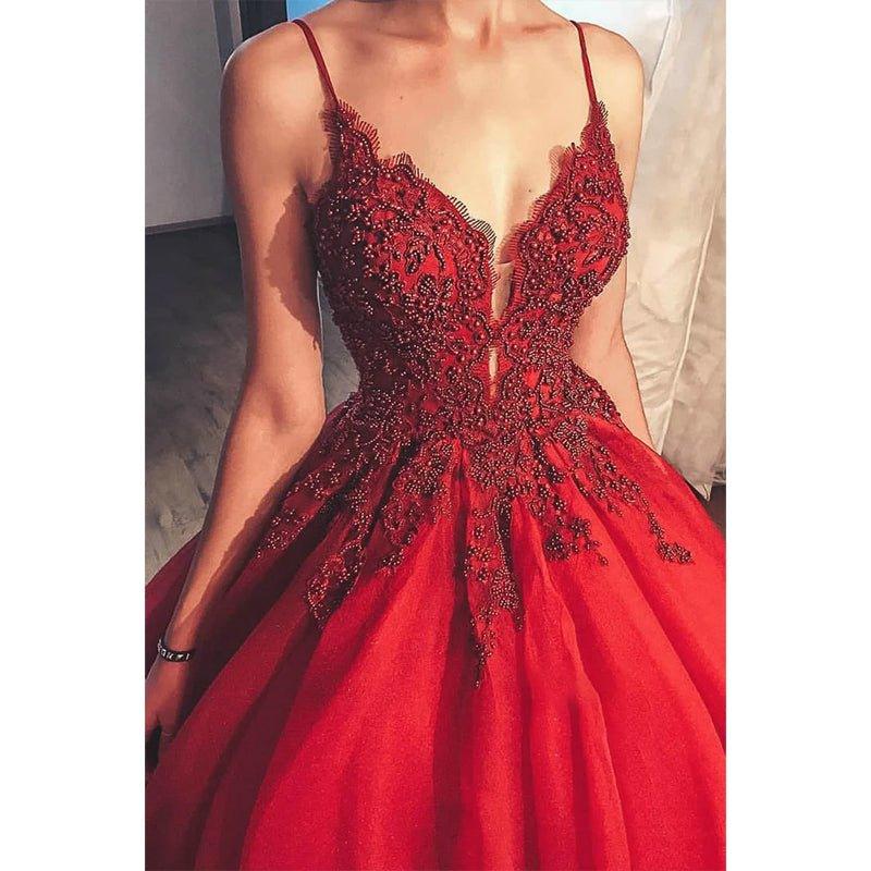 Robe de bal longue en tulle bordeaux à bretelles spaghetti et perles 