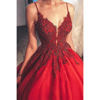 Robe de bal longue en tulle bordeaux à bretelles spaghetti et perles 