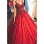 Robe de bal longue en tulle bordeaux à bretelles spaghetti et perles 