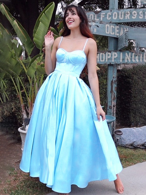 Robe de bal à fines bretelles, sans manches, en satin à volants, longueur thé, idéale pour les retrouvailles et les bals de fin d'année.