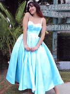 Robe de bal à fines bretelles, sans manches, en satin à volants, longueur thé, idéale pour les retrouvailles et les bals de fin d'année.