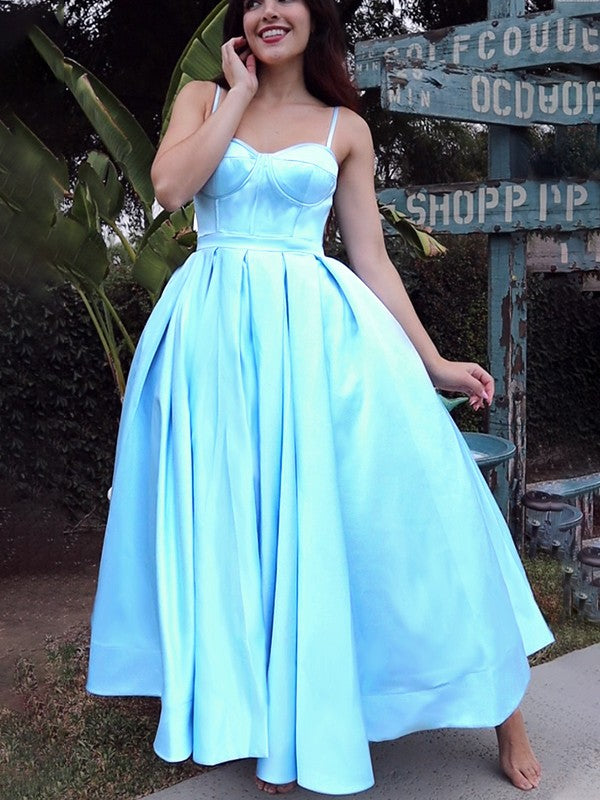 Robe de bal à fines bretelles, sans manches, en satin à volants, longueur thé, idéale pour les retrouvailles et les bals de fin d'année.