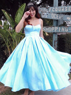 Robe de bal à fines bretelles, sans manches, en satin à volants, longueur thé, idéale pour les retrouvailles et les bals de fin d'année.