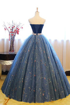 Vestido de gala sin tirantes con bordado de perlas azul oscuro para baile de graduación.