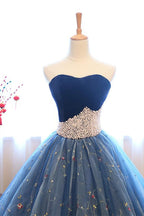 Vestido de gala sin tirantes con bordado de perlas azul oscuro para baile de graduación.