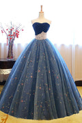 Vestido de gala sin tirantes con bordado de perlas azul oscuro para baile de graduación.