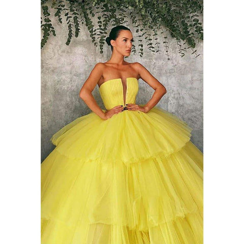 Vestido de fiesta largo de tul amarillo sin tirantes y con corte en V 