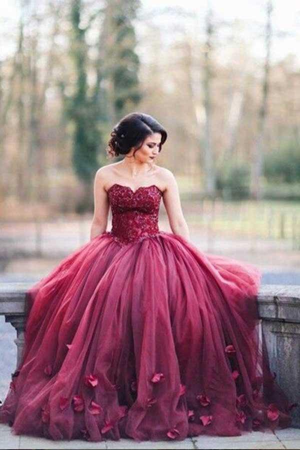 Robe de mariée en tulle bordeaux à décolleté cœur, ornée de fleurs faites main WD238 