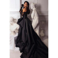 Robe de soirée longue plissée en satin avec décolleté en cœur et fente latérale