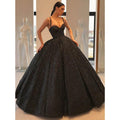 Robe de soirée noire scintillante à bretelles spaghetti et décolleté en cœur 