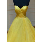 Vestido de fiesta largo con escote corazón de tul amarillo plisado para graduación de último año 