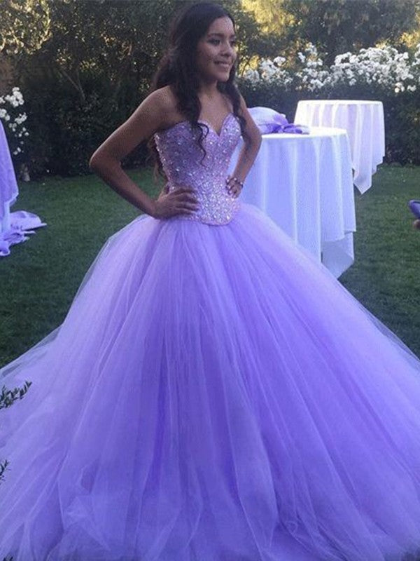Robe de bal en tulle ornée de perles et décolleté cœur, sans manches