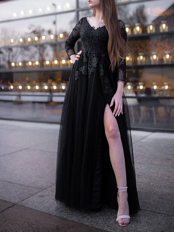 Robe de bal longue en tulle à manches longues et applications, épaules dénudées