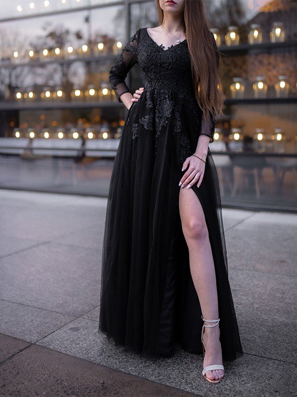 Robe de bal longue en tulle à manches longues et applications, épaules dénudées