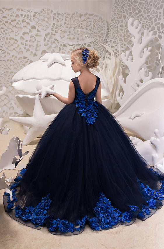 Vestido de gala de tul sin mangas con cuello joya y cola de cepillo para niña de las flores, ideal para bodas y fiestas.
