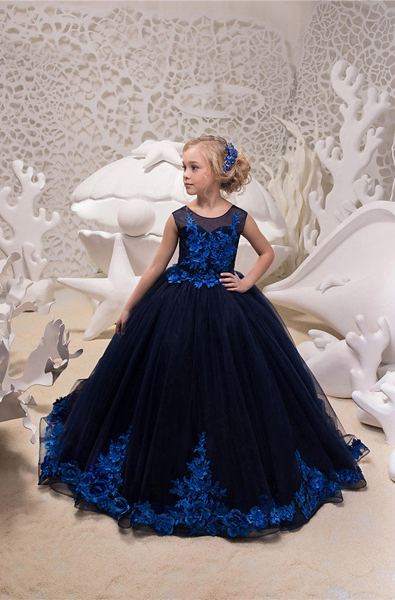 Vestido de gala de tul sin mangas con cuello joya y cola de cepillo para niña de las flores, ideal para bodas y fiestas.