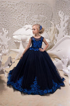 Vestido de gala de tul sin mangas con cuello joya y cola de cepillo para niña de las flores, ideal para bodas y fiestas.