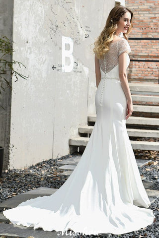 Vestido de novia de satén, corte sirena, manga corta, estilo barco, con cola de barrido.