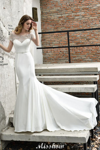 Vestido de novia de satén, corte sirena, manga corta, estilo barco, con cola de barrido.