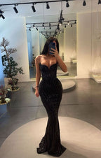 Vestido largo de noche negro brillante estilo sirena con escote en V, tirantes finos y lentejuelas Y440