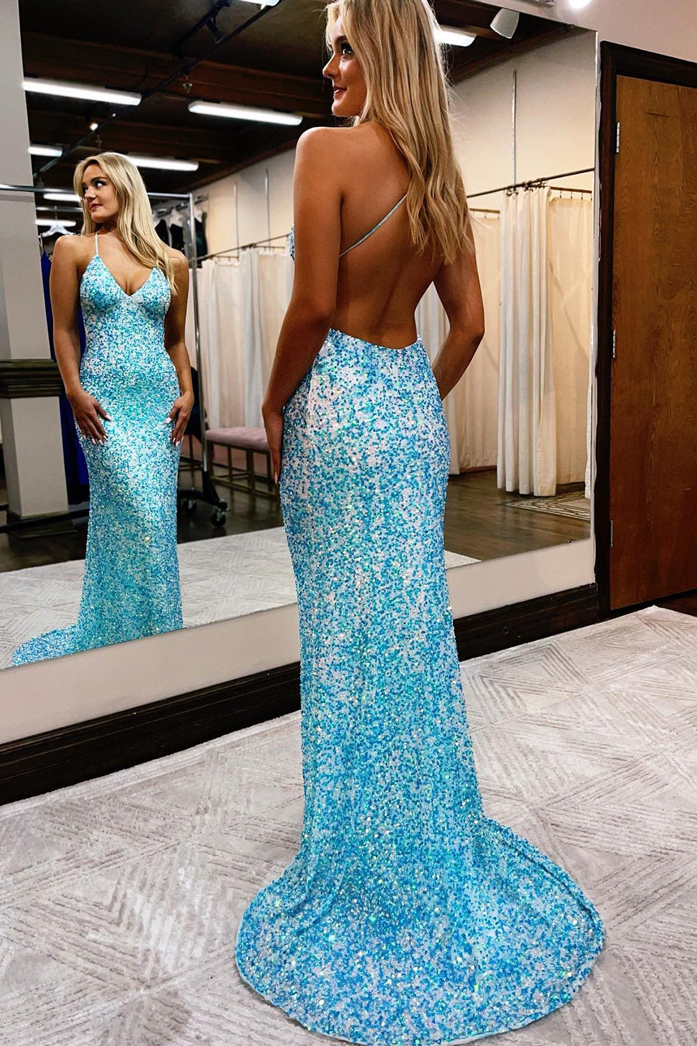 Robe de bal longue sirène à fines bretelles et sequins bleus dos nu