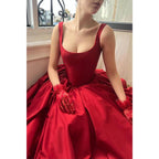 Robe de soirée en satin coupe trapèze à bretelles spaghetti et traîne fendue sur le côté 