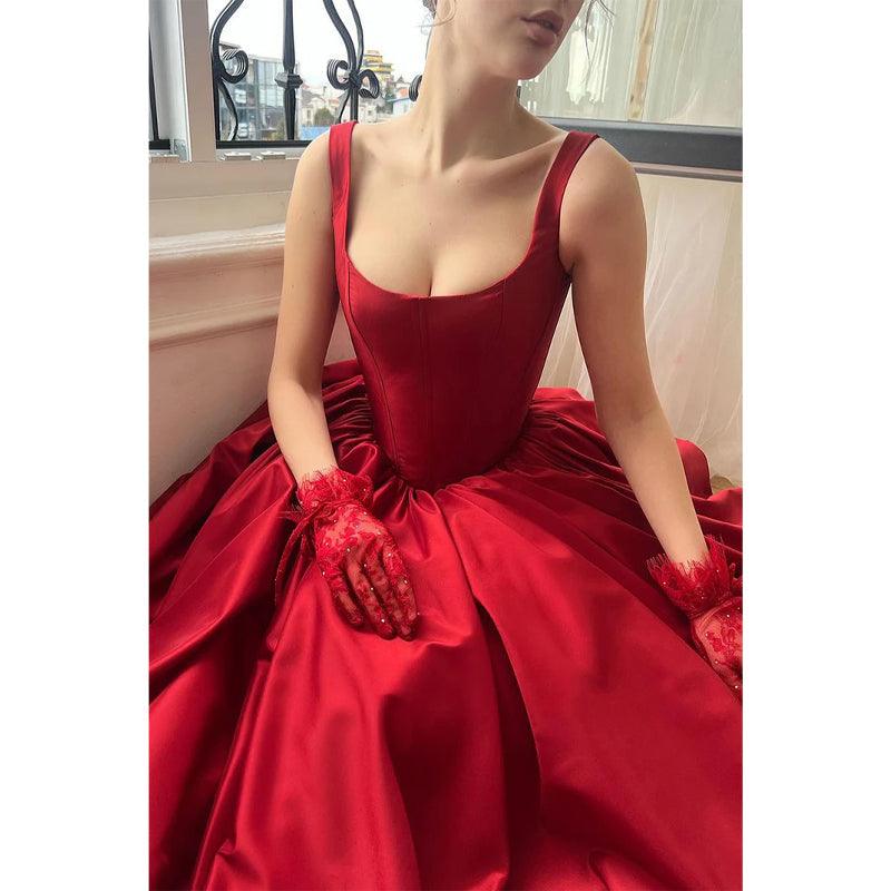 Robe de soirée en satin coupe trapèze à bretelles spaghetti et traîne fendue sur le côté 
