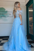 Vestido de graduación de tul con encaje, escote en V, corte en A, con cuentas y plumas.
