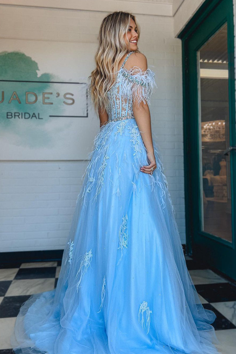 Vestido de graduación de tul con encaje, escote en V, corte en A, con cuentas y plumas.