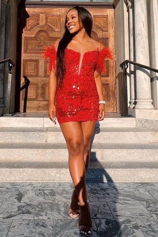 Robe fourreau courte à sequins bleu galaxie, épaules dénudées et plumes.