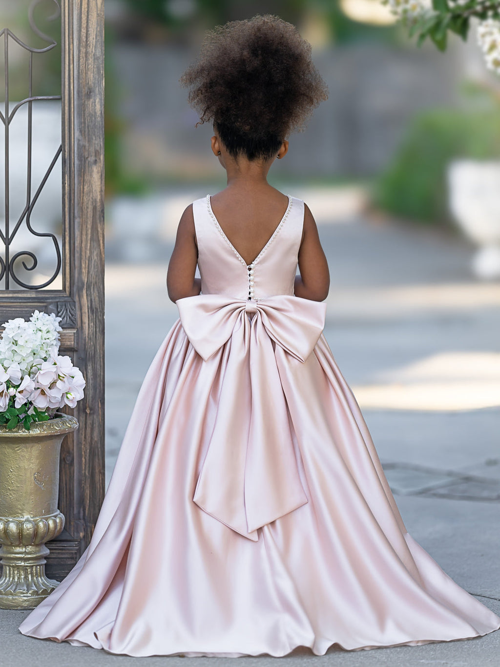 Vestido rosa sin mangas de satén con escote con cuentas y detalle de lazo
